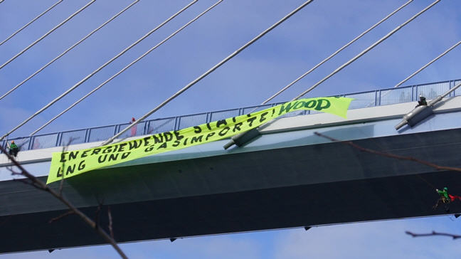Umweltaktivisten hängen sich an Rügenbrücke